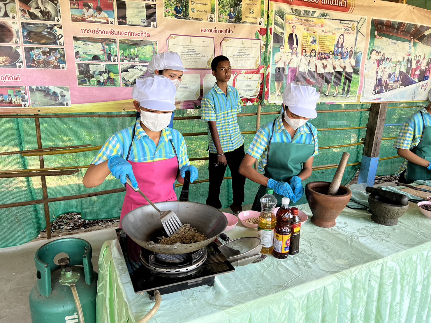 โรงเรียนเสริมสร้างอาชีพให้เด็กเลี้ยงปูนาทำน้ำพริกปูนาสมุนไพรขาย