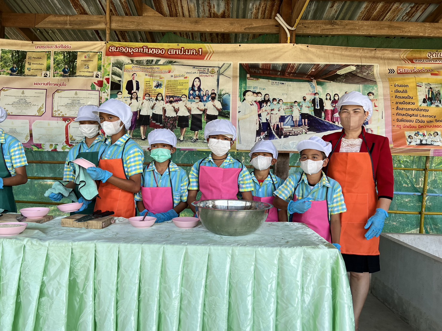 โรงเรียนเสริมสร้างอาชีพให้เด็กเลี้ยงปูนาทำน้ำพริกปูนาสมุนไพรขาย