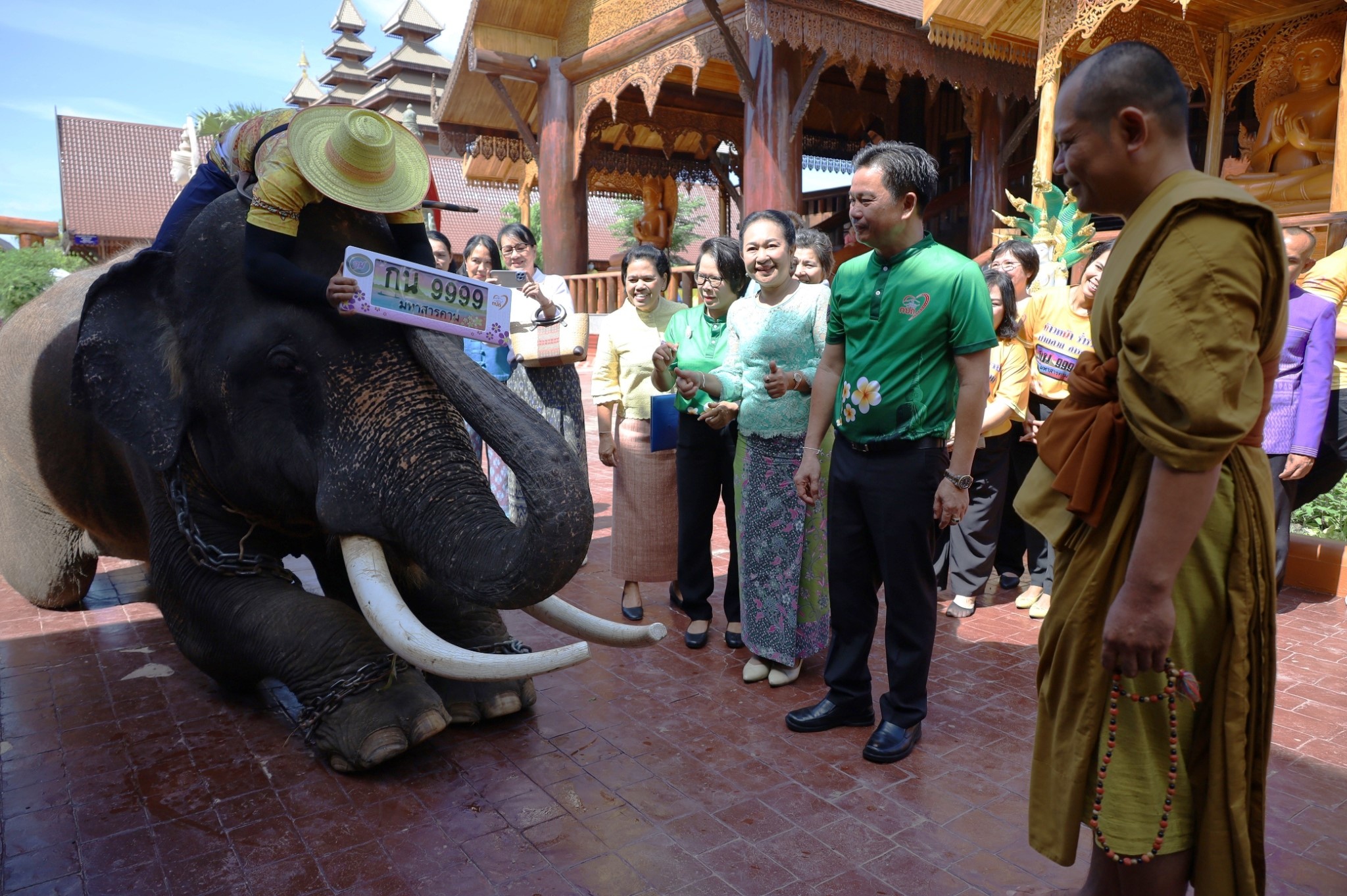 พระอาจารย์ประกอบพิธีมังคลาภิเษก เสริมสิริมงคลแผ่นป้ายทะเบียนรถเลขสวยพร้อม พลายชัย ช้างไทยเพศผู้ วัย 29 ปี ร่วมเจิมแผ่นป้ายทะเบียน เชิญชวนผู้สนใจลงทะเบียนร่วมประมูล